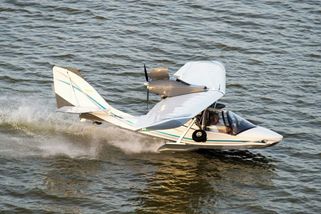 Mladá pilotka s malým letadlem nouzově přistála na moři a na břeh doplavala - Novinky